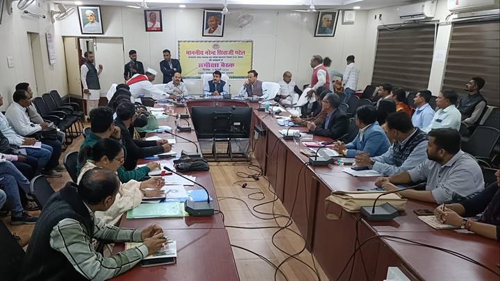 स्वास्थ्य राज्यमंत्री श्री पटेल की अध्यक्षता में कलेक्ट्रेट सभाकक्ष में स्वास्थ्य विभाग की समीक्षा बैठक सम्पन्न